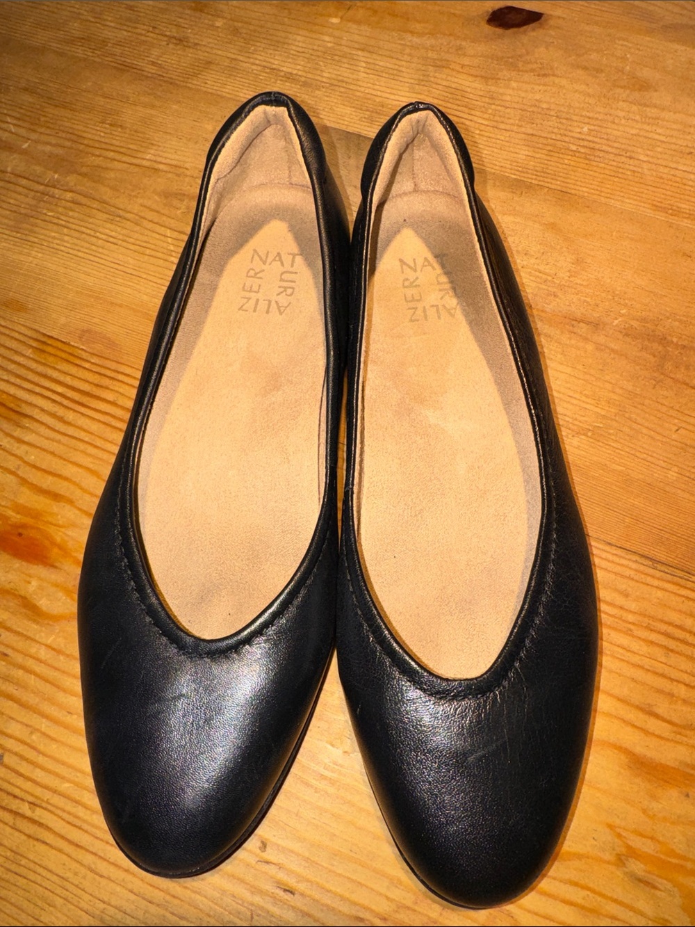 Naturalizer Black Leather Round-Toe Ballet Flats